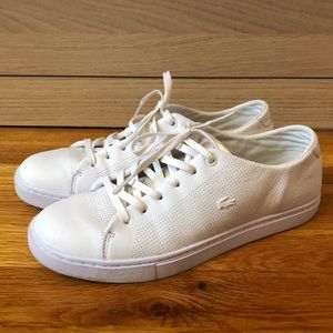 Tennis shoes / casual sneakers